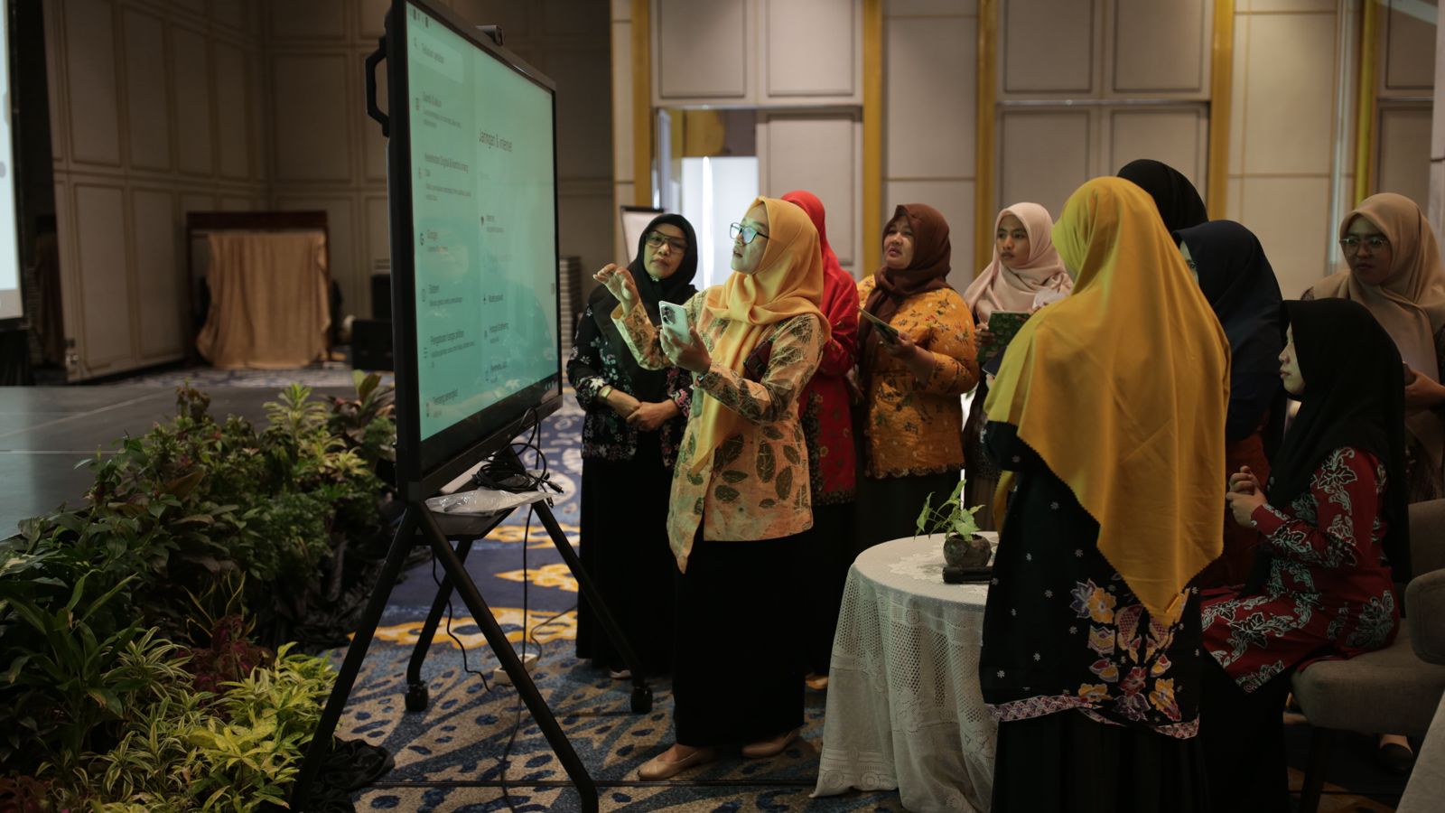 Kabar PAUD - Ditjen PAUD Dikdasmen Ajak Satuan PAUD Bergerak Maju, Guru Diminta Gunakan Kecanggihan Teknologi IFP secara Cerdas dan Beretika