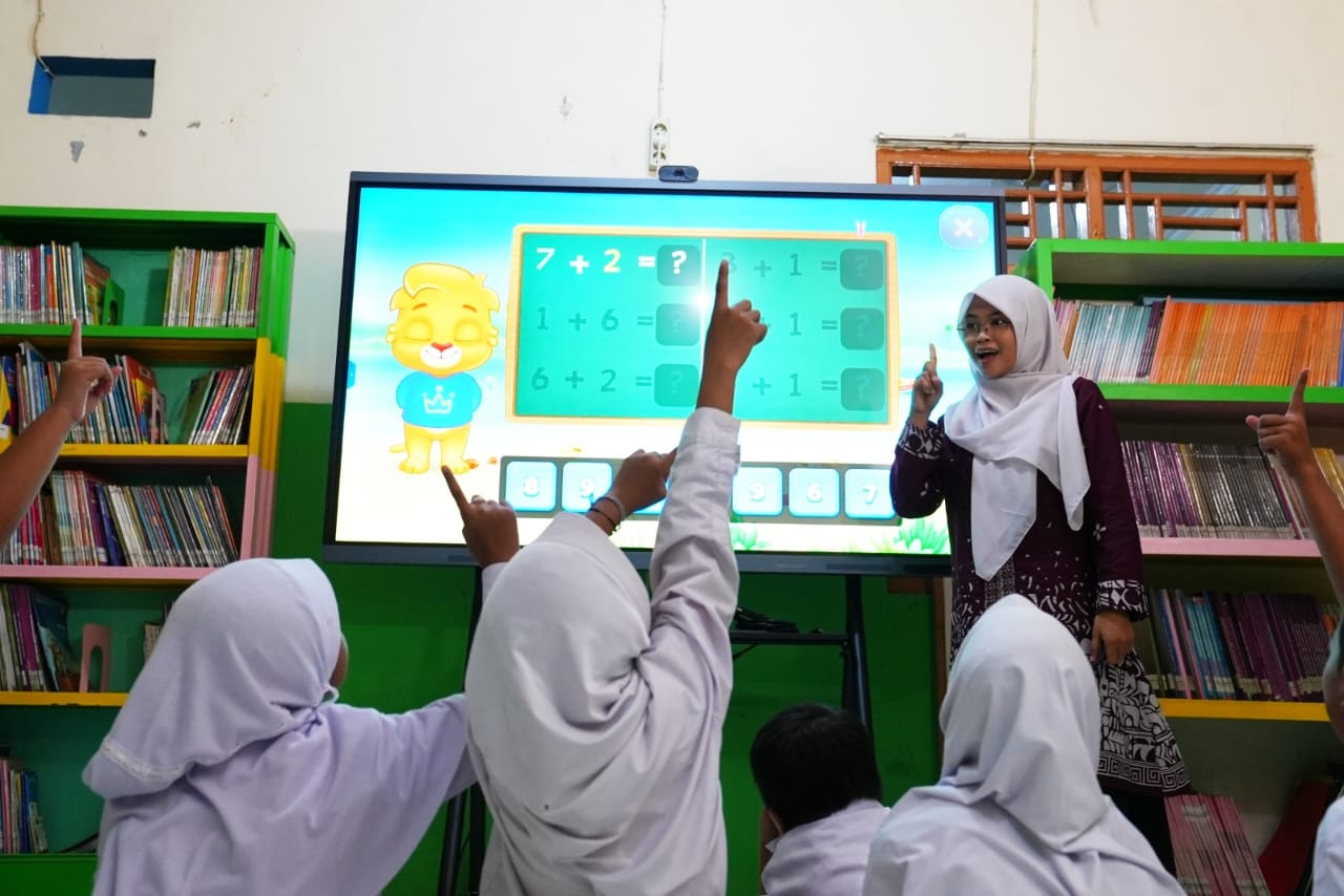Kabar PAUD - IFP Layar Harapan Bagi Pendidikan Inklusi,  Papan Interaktif Membuat Anak Pemalu Berani Tampil Menulis dan Menggambar 