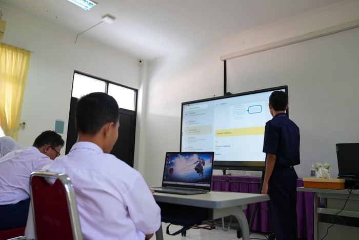 Kabar PAUD - Interactive Flat Panel Alias Layar Raksasa  "Bersuara": Menjadi Semangat Baru Pembelajaran Murid Tunanetra di SLB-A 