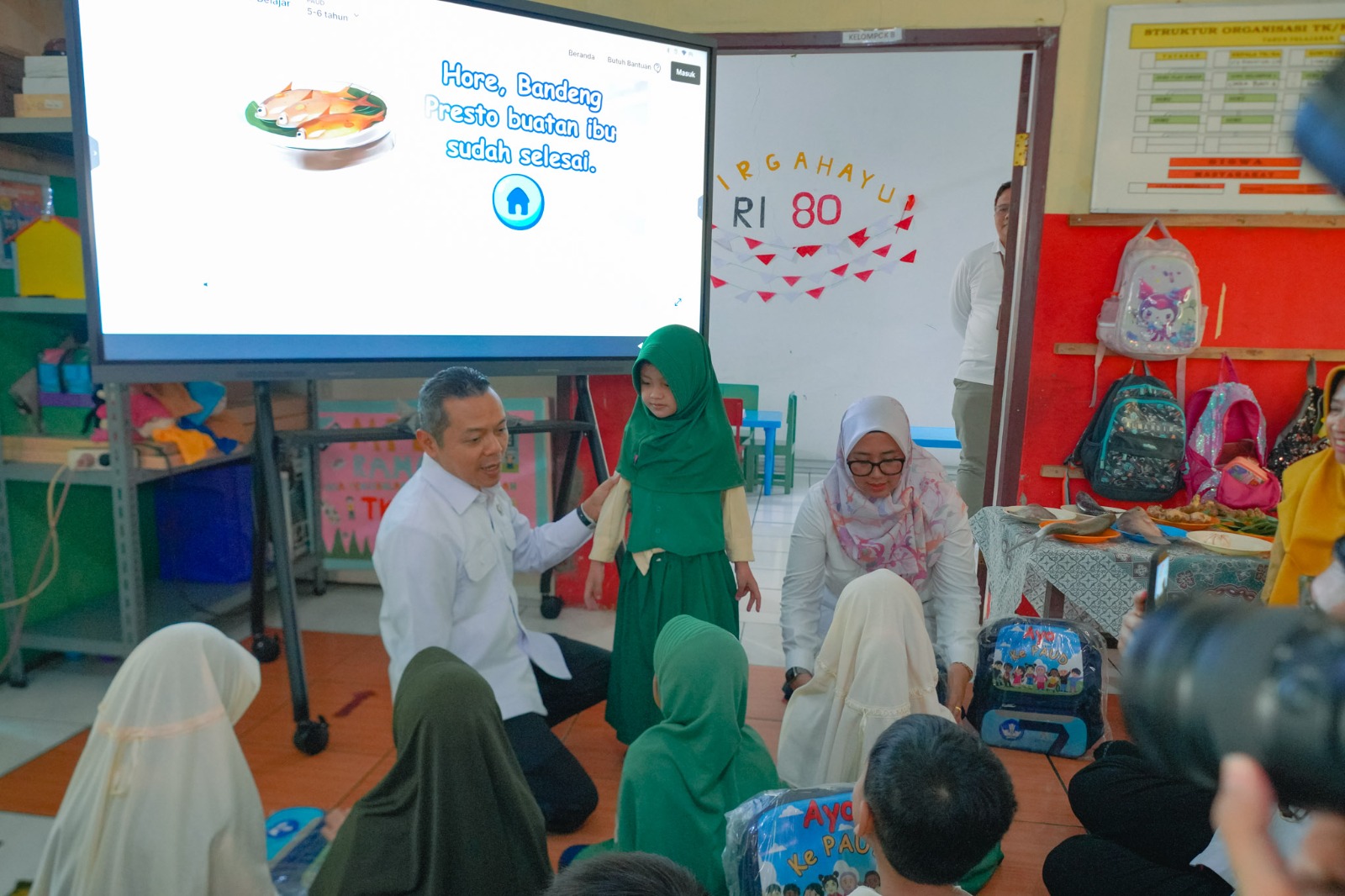 Kabar PAUD - Dorong Satuan PAUD Melek Digital, Wamendikdasmen Fajar Tinjau Penggunaan Papan Interaktif Digital di Bogor