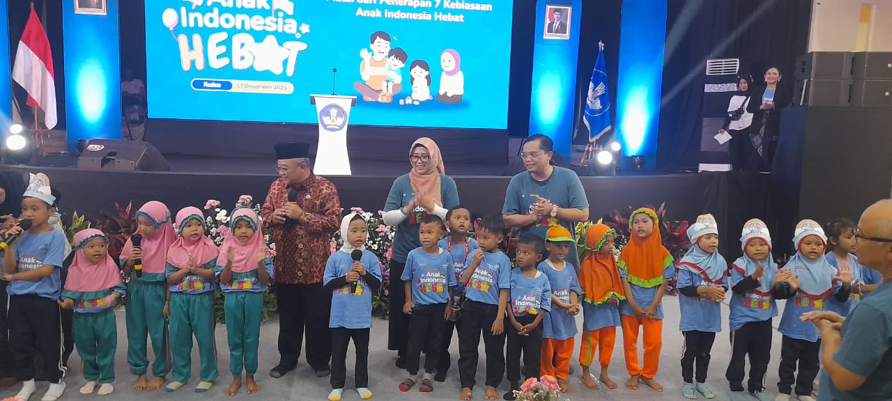 Kabar PAUD - Ketika Pak Menteri Jadi Guru PAUD, Wajib Belajar Prasekolah Diperkuat Melalui Kampanye Anak Indonesia Hebat ke 7 di  “Kota Kretek”  Kudus Padukan Permainan Tradisional dan STEAM