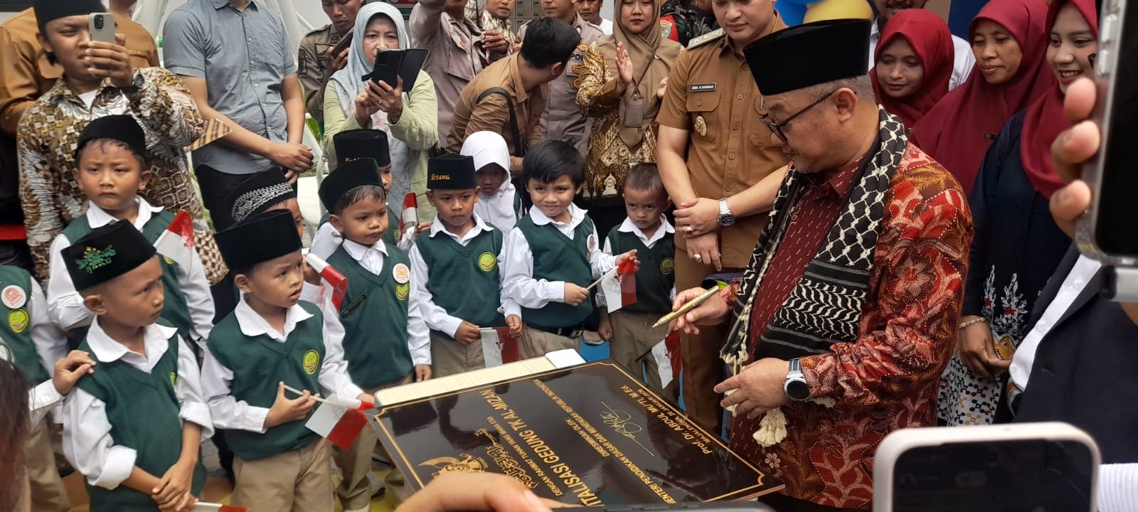 Kabar PAUD - Mendikdasmen Resmikan Revitalisasi TK Al-Mizan dan SMK Ma’arif, Era Baru Kemitraan Pendidikan Lebih Inklusif, Efek Revitalisasi Pertumbuhan Ekonomi Kabupaten Majalengka Melesat 
