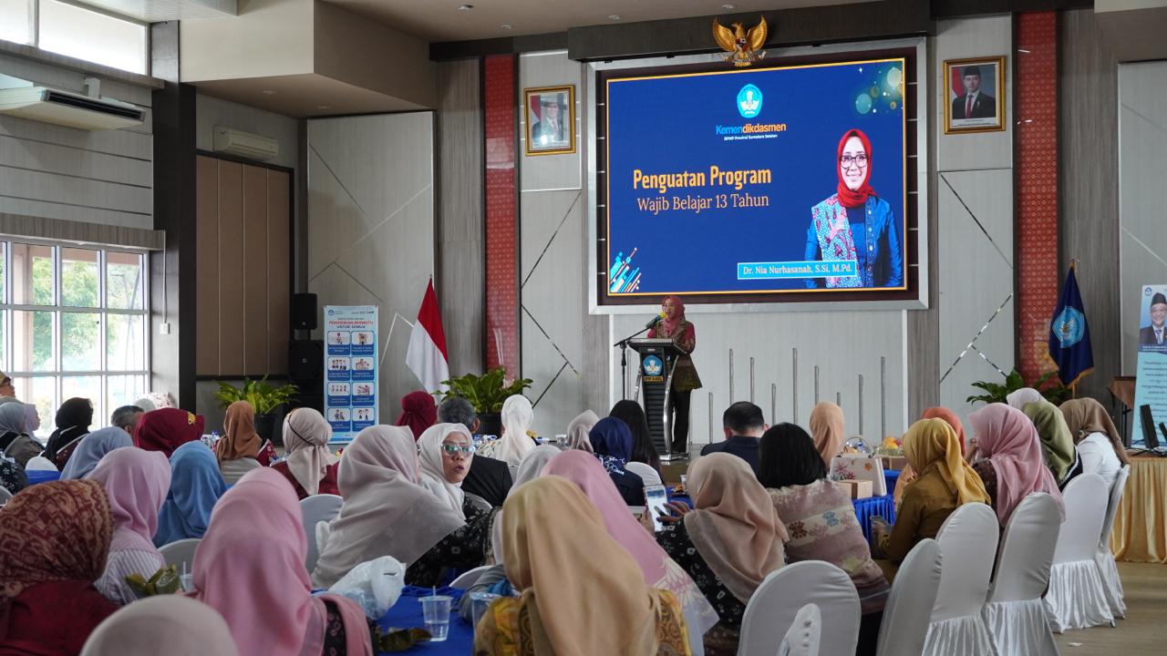 Kabar PAUD - Kunjungan Kerja Mendikdasmen ke Satuan PAUD di Palembang, Perkuat Sinergi Bunda PAUD dan Pemerintah Kawal Mandat Wajar 13 Tahun Menata Fondasi Pendidikan dari Prasekolah