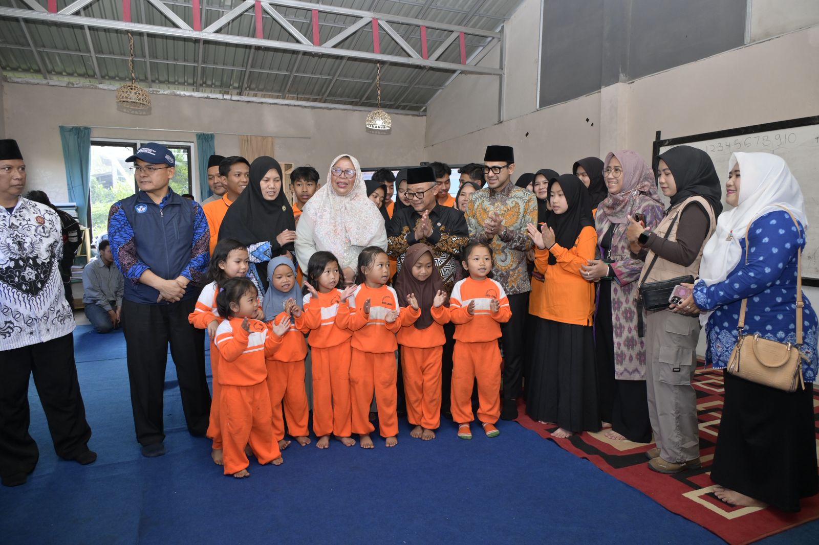 Kabar PAUD - Belajar Sambil Bernyanyi dan Bermain Kiat  Bersahaja Prof. Abdul Mu’ti Kenalkan Dunia Digital pada Siswa PAUD di Batulawang, Cianjur