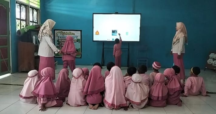 Kabar PAUD - Menembus Batas Rimba Keerom: Saat Layar Sentuh Papan Digital Interaktif Mengubah Wajah Pendidikan di Tapal Batas Papua