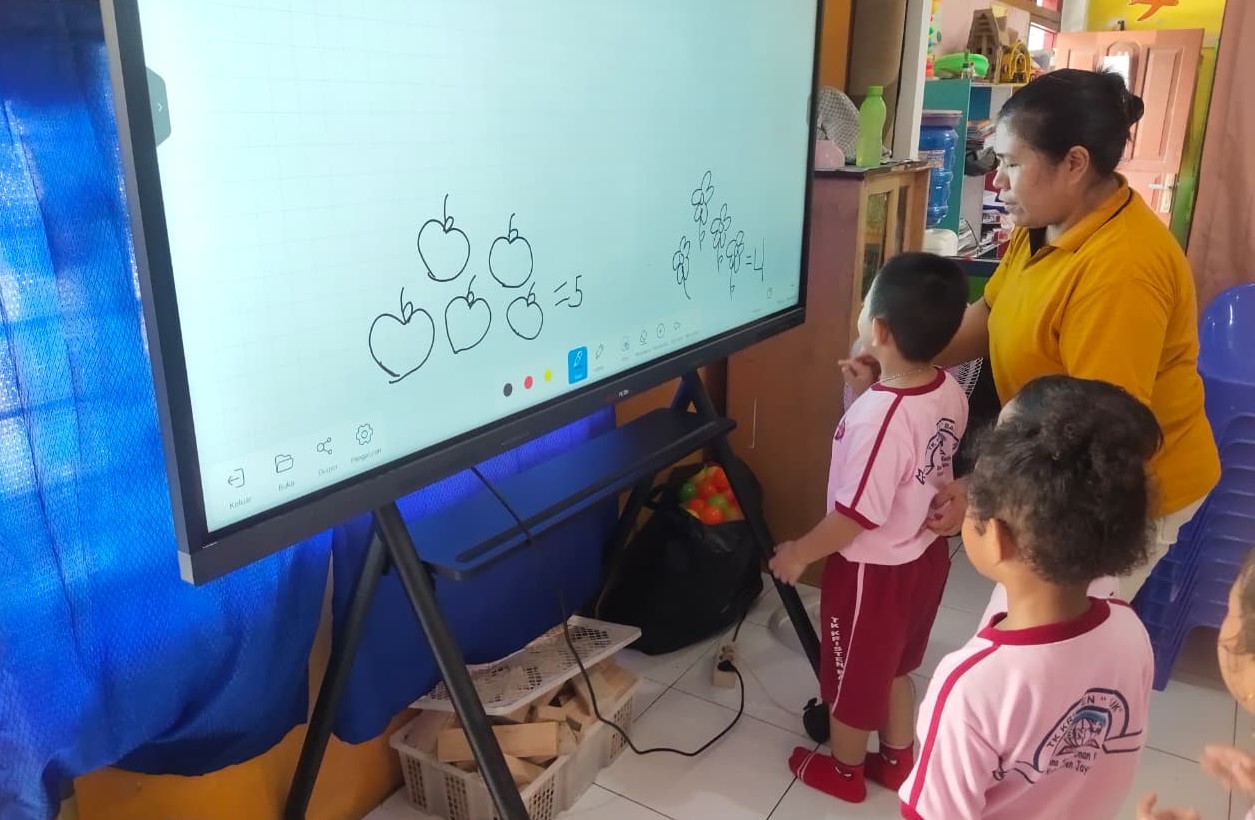 Kabar PAUD - Digitalisasi PAUD di Daerah 3T Pulau Kepala Burung: Tantangan dan Manfaat Papan Interaktif di Distrik Sentani Papua