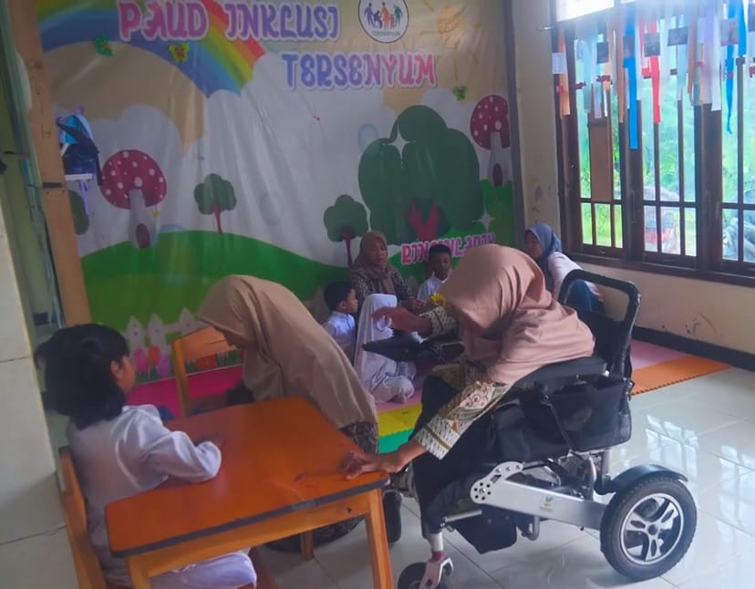 Kabar PAUD - Nyanyian Sunyi di Lereng Merapi,  Menolak Menyerah pada Keterbatasan Titik Isnani Bangun Peradaban di PAUD Inklusi Tersenyum