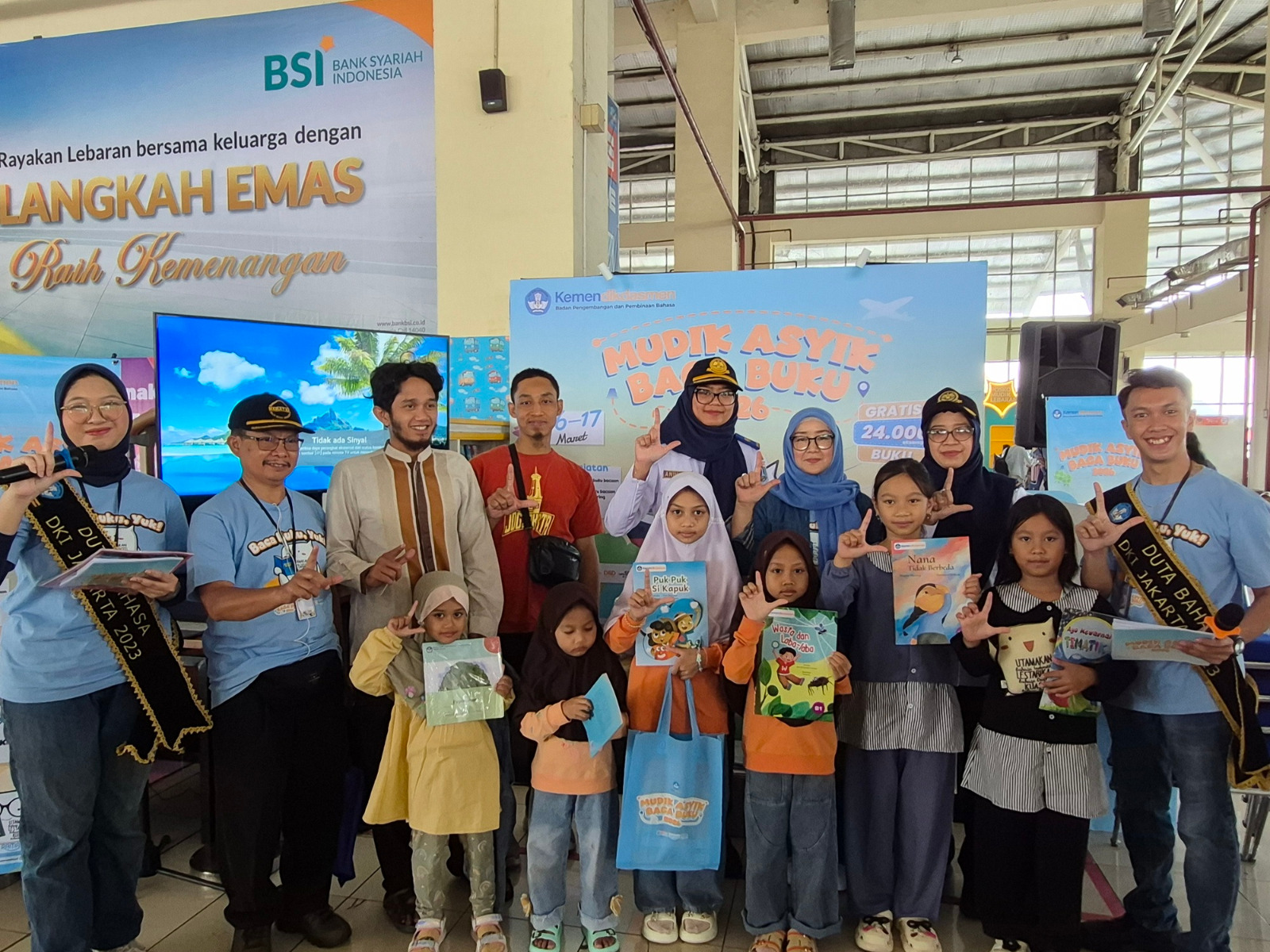 Kabar PAUD - “Mudik Asyik Baca Buku” Kemendikdasmen Tebar 24.000 Buku Bacaan di Ruang Publik Terminal, Pelabuhan, Bandara dan Stasiun Kereta