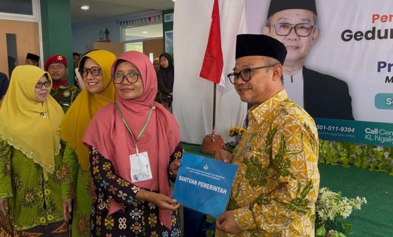 Kabar PAUD - Resmikan TK Aisyiyah Bustanul Athfal Semarang, Mendikdasmen Dorong Program Wajib Belajar 13 Tahun Serukan Satu Desa Satu PAUD Satu Harapan 