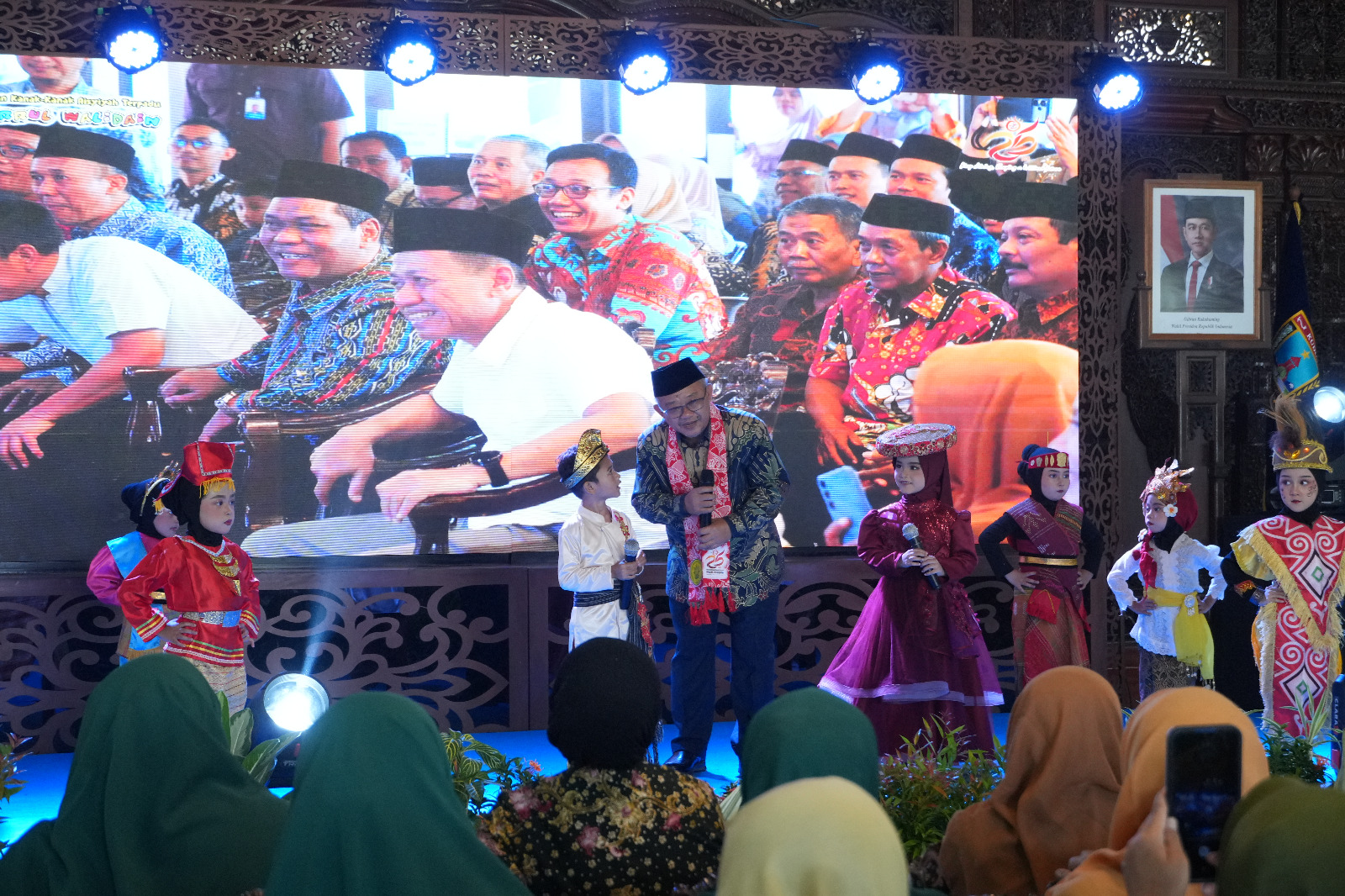Kabar PAUD - Ketika Pak Menteri Bersukacita Menenun Ceria di Gerbang Sekolah, SPMB Ramah bagi Murid PAUD Ciptakan Rasa Nyaman Saat Anak Belajar lewat Dunia Bermain