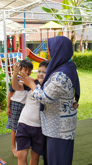 Kesalahan Besar: Mengira Pengasuhan Bisa Digantikan Baby Sitter atau Guru 