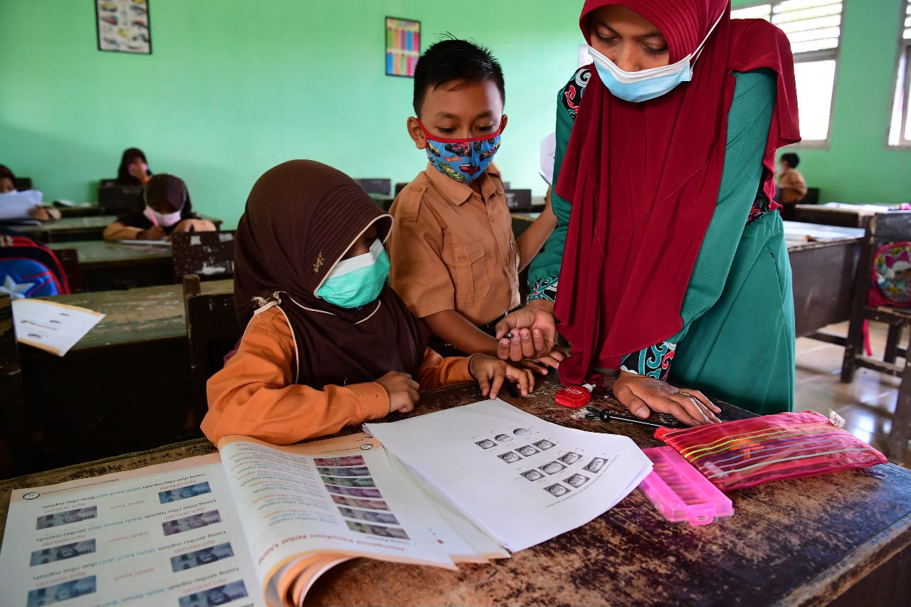 Ketika Langit Nusantara Terhalang Debu Vulkanik, Kemendikdasmen Serukan Keselamatan Murid Menjadi Prioritas Utama dan PJJ Disiapkan 