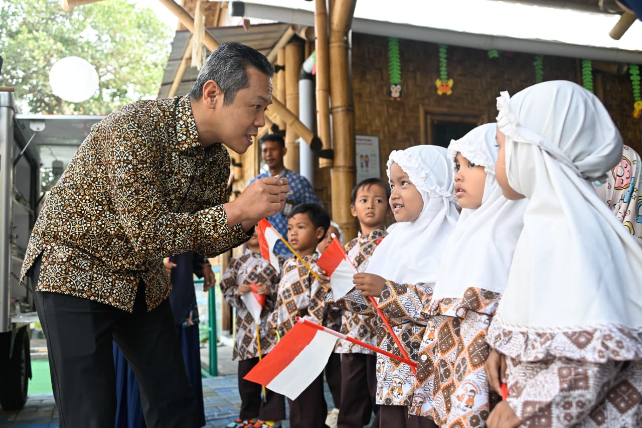 Kehangatan Dialog Wamen Fajar Riza Ul Haq Dengan Murid PAUD TK IT Mekar Insani, ”Lihat, Jantungnya Berdetak!” 