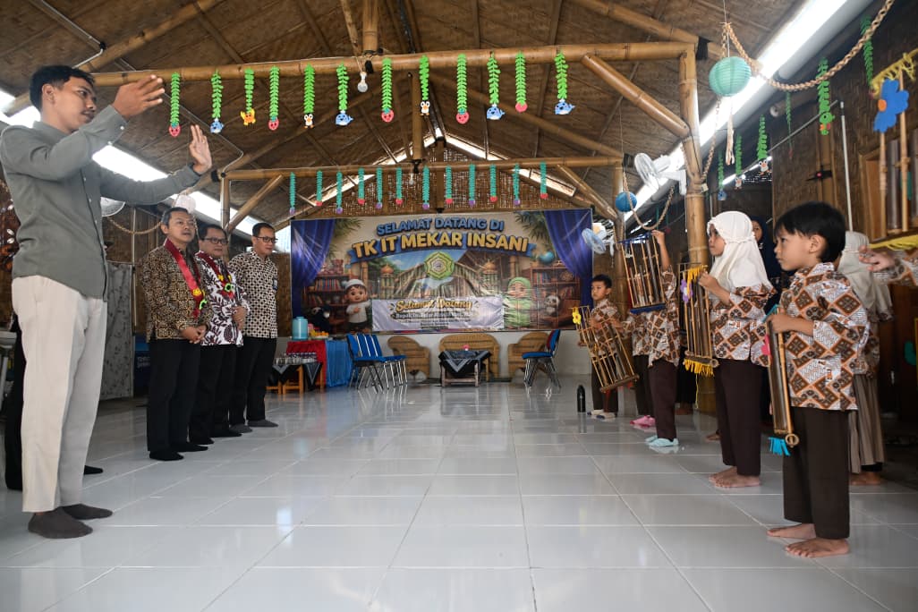 Merajut Karakter dan Ikhlaskan Perbedaan Lewat Harmoni Angkung Tembang  Padhang Bulan di Jemari Mungil Murid TK IT Mekar Insani Jogykakarta, 